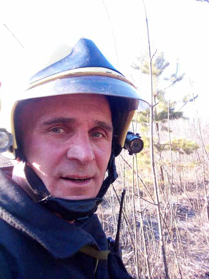 Пожежний флешмоб: полтавський рятувальник показав свою фізичну вправність в обмундируванні. ВІДЕО