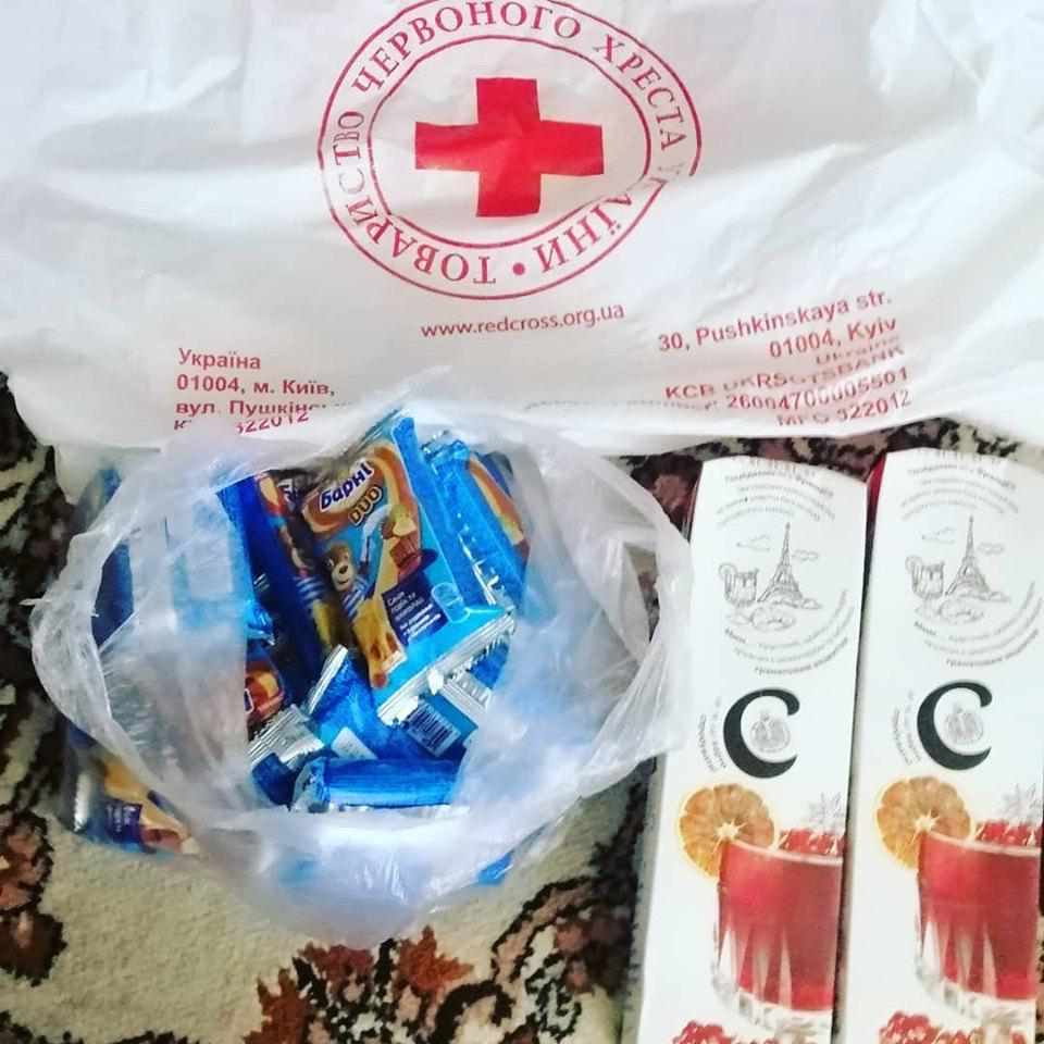 У Полтаві почесним донорам до свята вручили прострочені продукти харчування