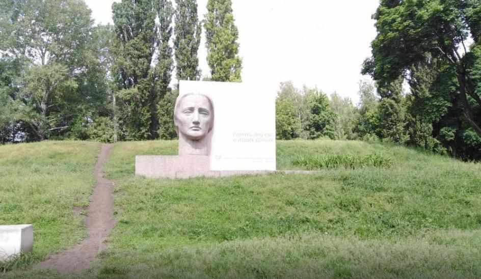 Міністр культури пообіцяв взяти на контроль ситуацію з «забудовою на кістках» у Полтаві