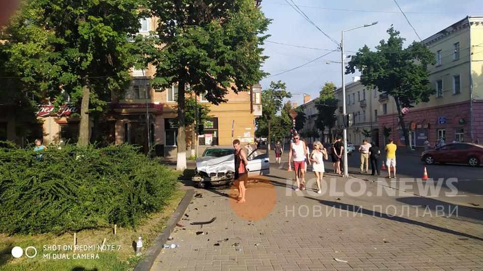 ДТП в центрі Полтави: зіткнулись легковики, є потерпілі. ФОТО