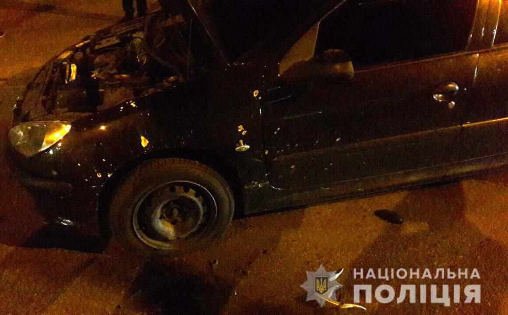 У Кременчуці невідомі на мотоциклі підірвали автомобіль