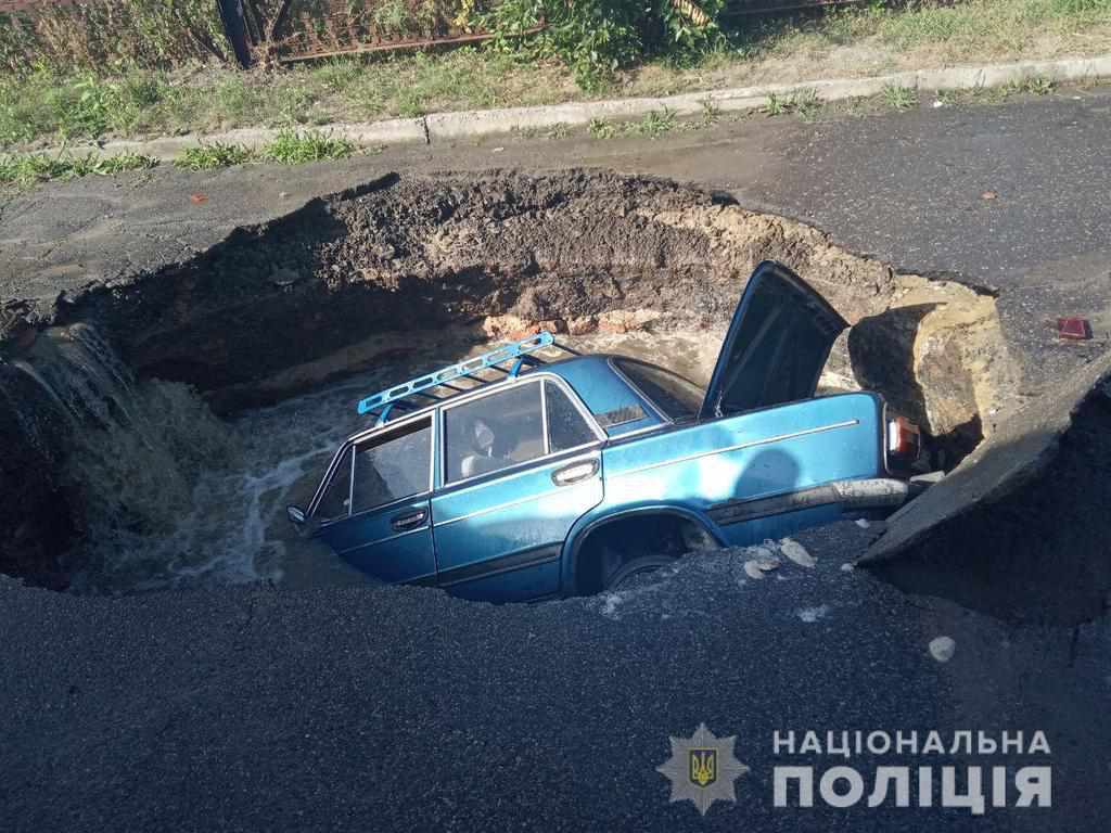 У Полтаві легковий автомобіль провалився під асфальт. ФОТО