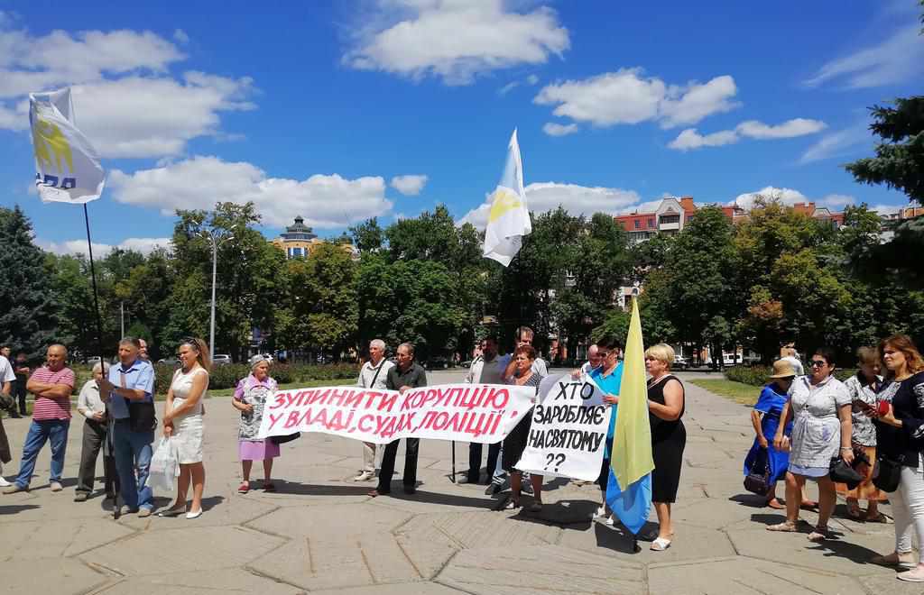 Біля Полтавської ОДА  відбулась акція: шини, мітинг, штовханина. ФОТО. ВІДЕО