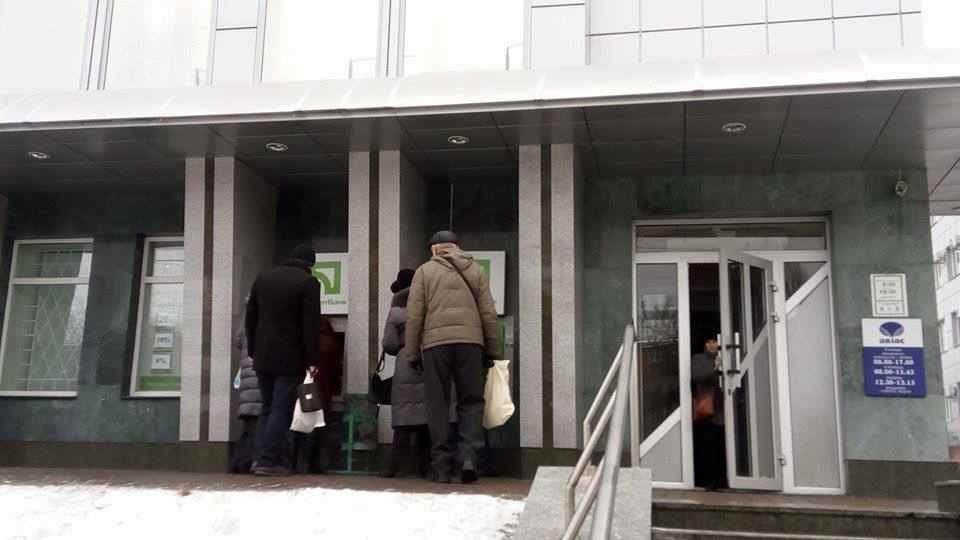 Біля банкоматів «ПриватБанку» в Полтаві стоять черги. Гроші закінчуються