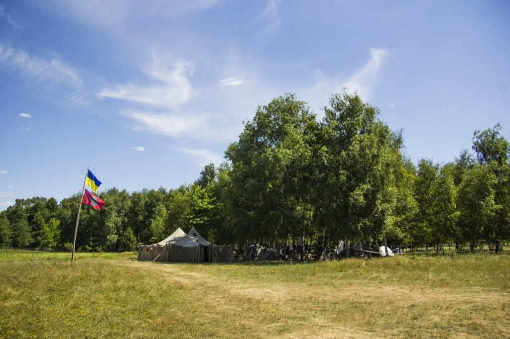Політ гелікоптера, туристичні змагання і лазертаг: під Полтавою проходить військово-польовий збір для школярів. ФОТО