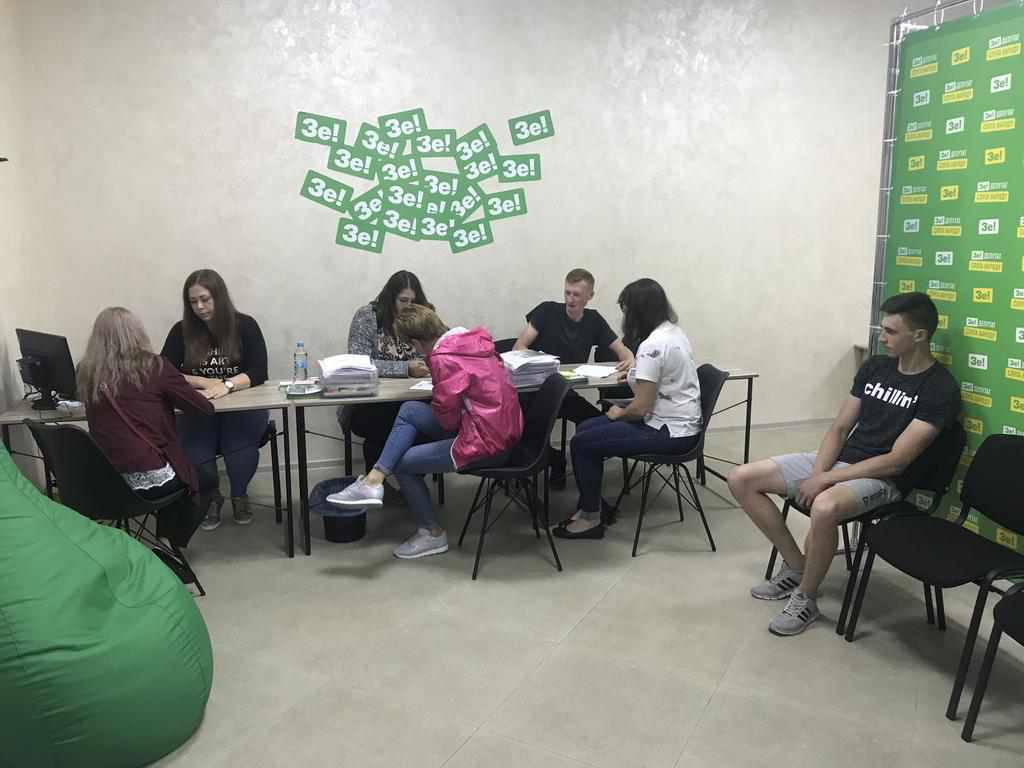 У відкритий офіс партії «Слуга Народу» за тиждень прийшло понад тисячу людей