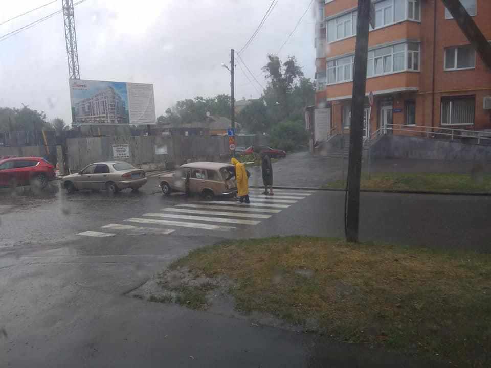 У центрі Полтави утворилось провалля: автівка застрягла колесами. ФОТО