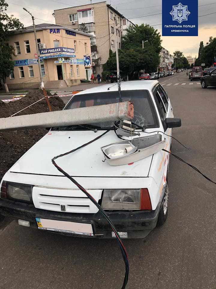 На Полтавщині на легковик впала електроопора. ФОТО