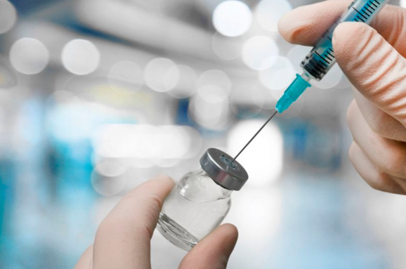 Одна вакцина замість іншої: медичний центр Полтави звільнив двох працівників після інциденту