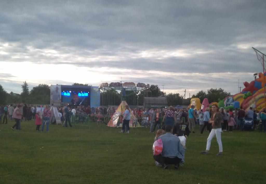 На Полтавщині кандидат в нардепи влаштував концерт, на якому розігрував польоти на повітряній кулі