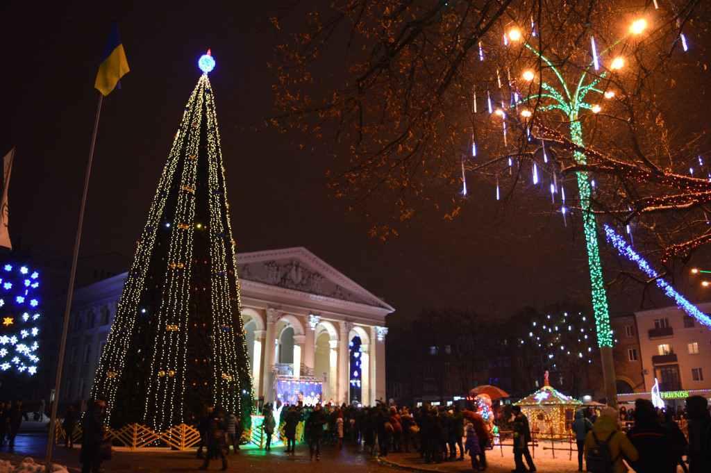 У Полтаві засяяла головна ялинка. ФОТОРЕПОРТАЖ. ВІДЕО