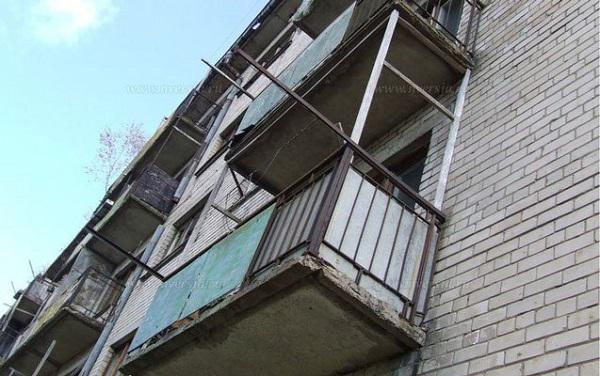 На Полтавщині молода жінка випала з балкона, перебуває у лікарні