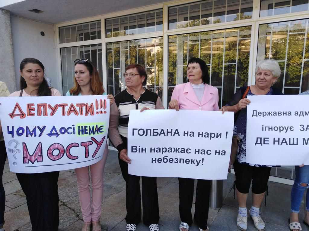 Де наш міст: біля Полтавської облради мітингували мешканці Лубенщини. ФОТО
