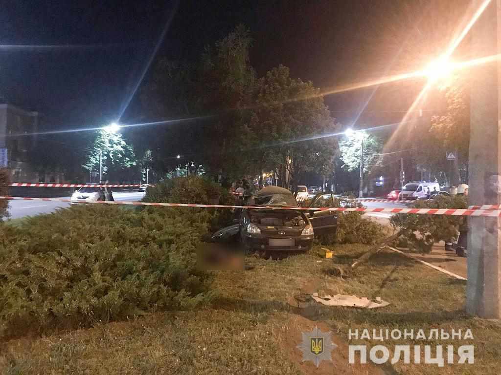 На Полтавщині легковик протаранив бетонну опору: троє осіб загинули