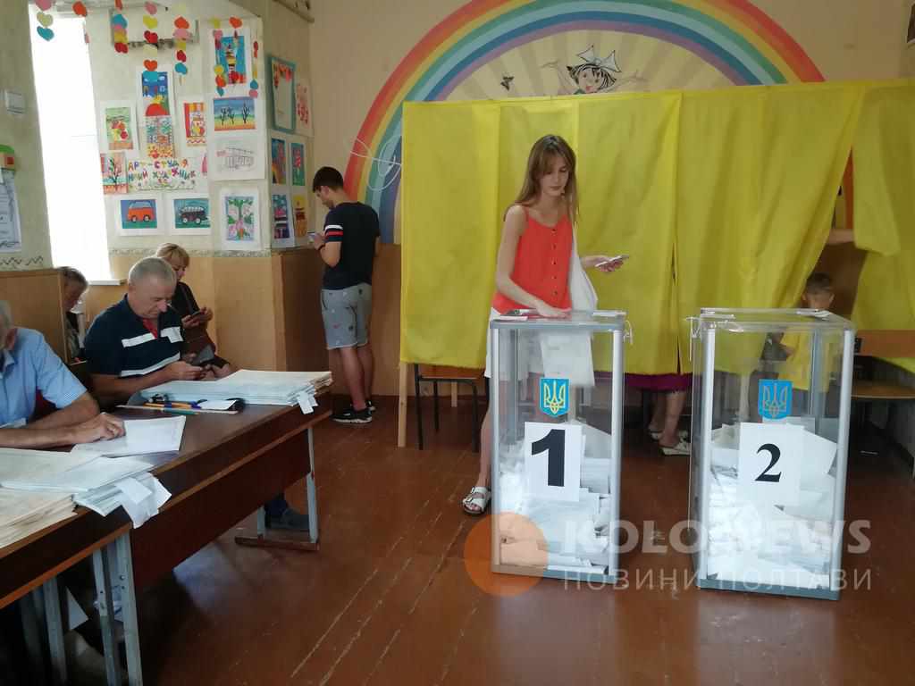 Смітник на дільниці та спроба вкрасти бюлетень: вибори на околиці Полтави. ФОТО
