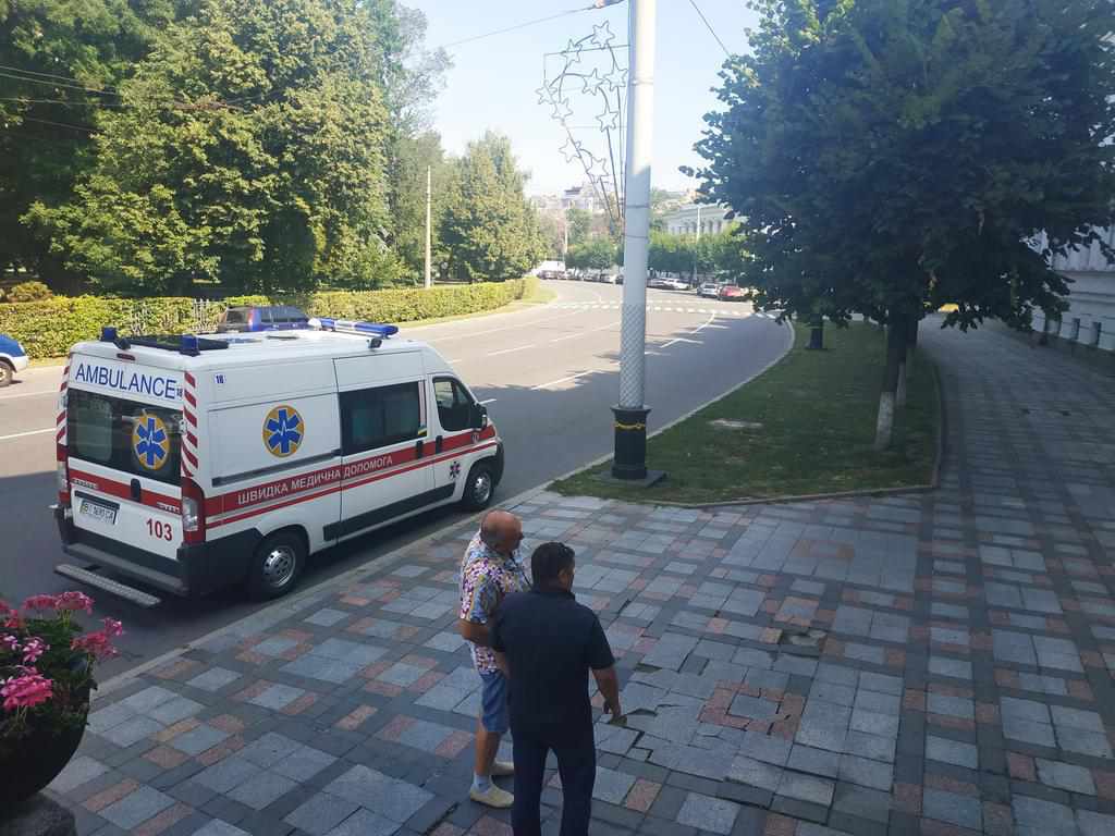 До полтавця, який тиждень голодує під міськрадою, викликали швидку