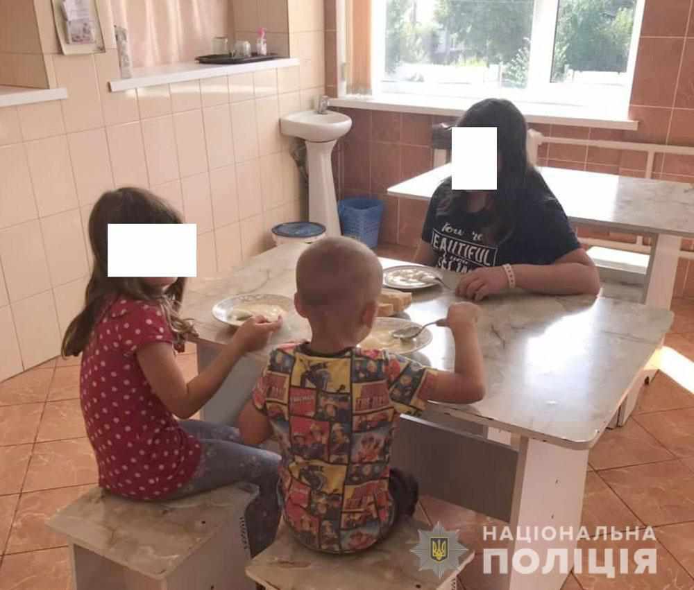 На Полтавщині у матері, яка сама виховує трьох дітей,  вилучили їх