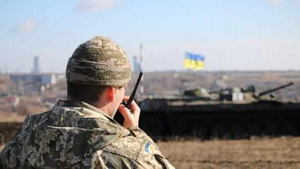 На Донбасі на невідомому вибуховому пристрої підірвався український боєць