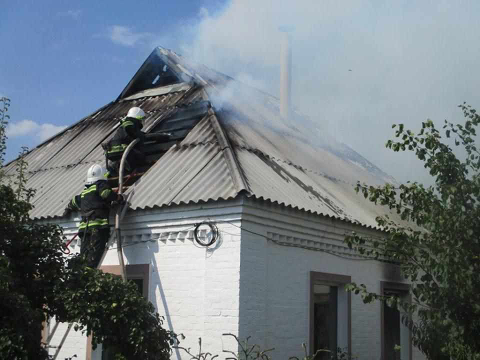 На Полтавщині сталась пожежа: врятували дім та будівлі