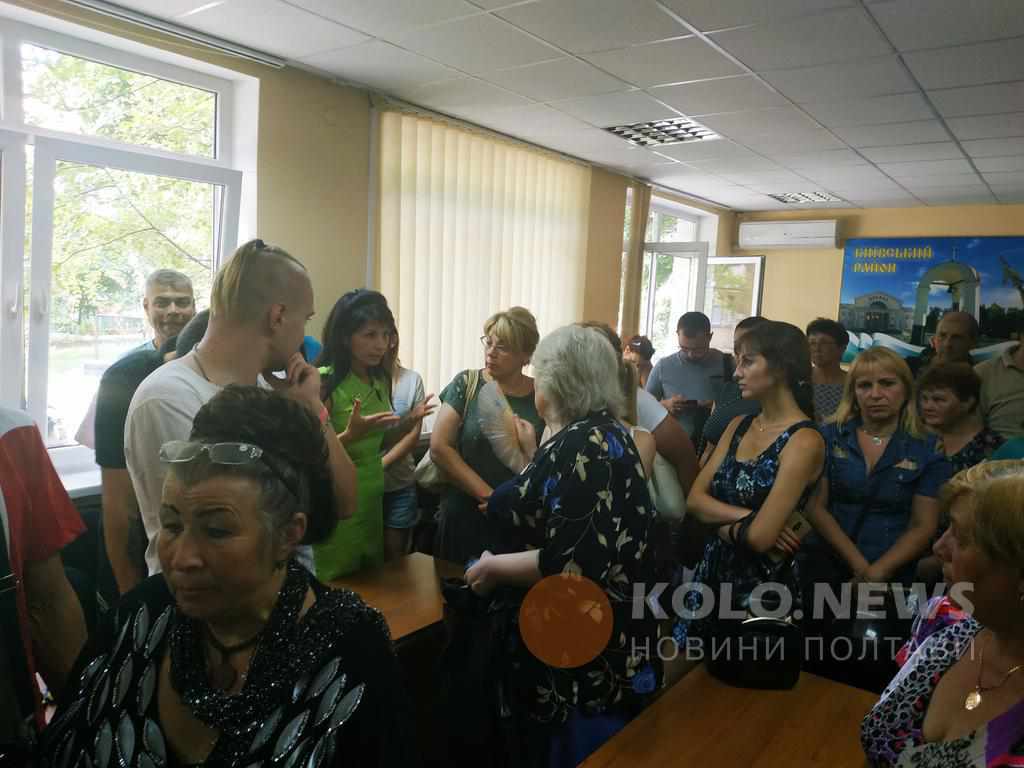 У Полтаві голова комісії 145 округу Ірина Скоковська не змогла відібрати мільйон у дільничних комісій