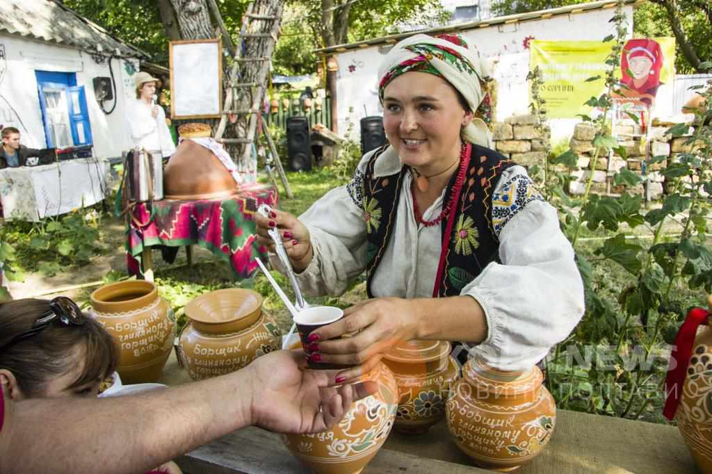 Із раками, яблуками, качкою, в’яленими сливами – на етнофестивалі в Опішні готували 60 видів борщу