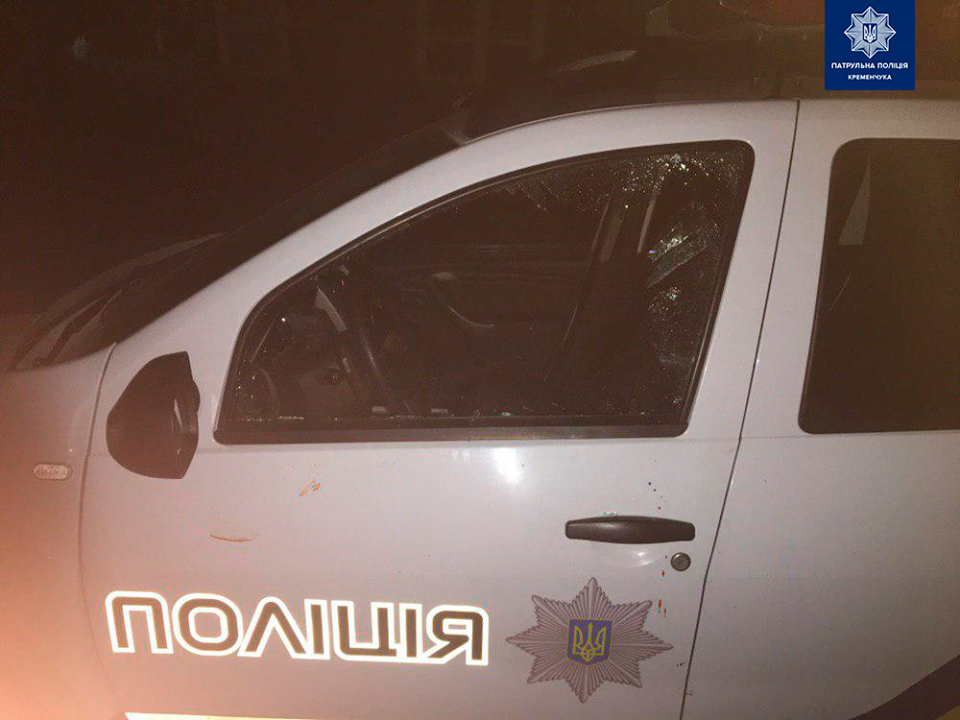 У Кременчуці чоловік головою розбив вікно патрульного автомобіля