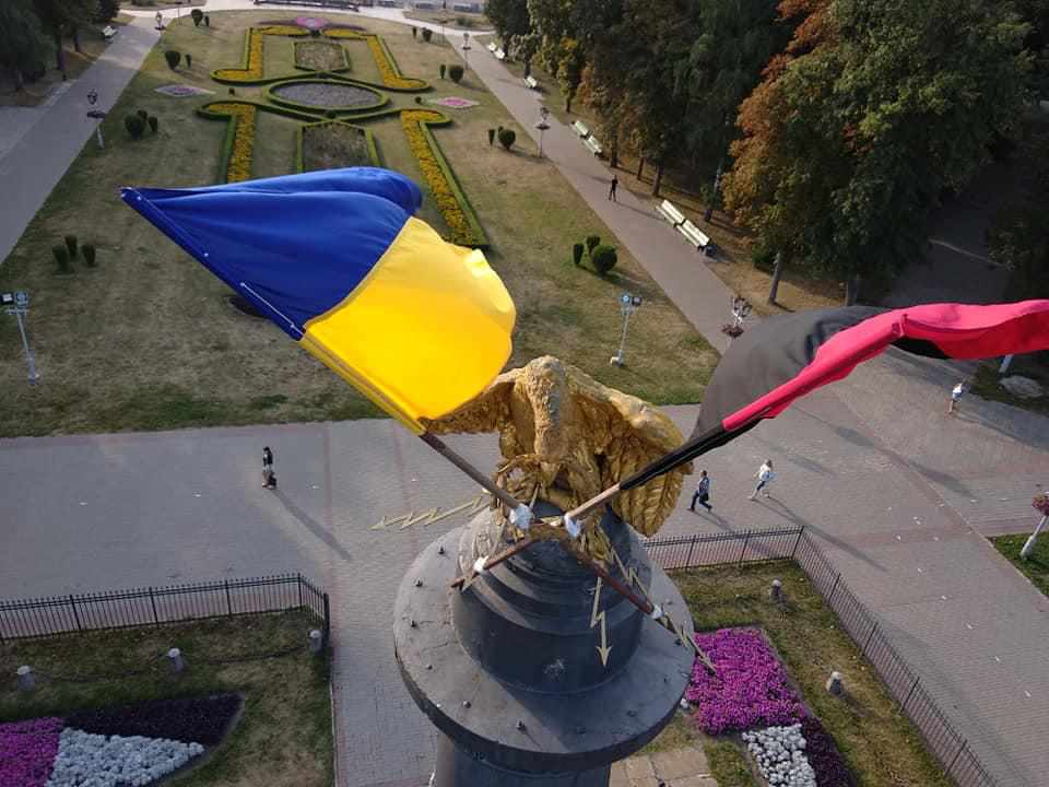 До Дня прапора у Полтаві націоналісти оновили стяги на Монументі Слави. ФОТОФАКТ