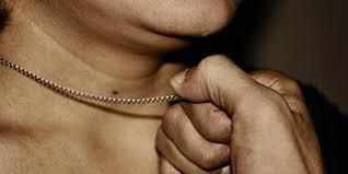 На Полтавщині рецидивісту, який зірвав із шиї потерпілої ланцюжок у Диканьці, повідомили про підозру