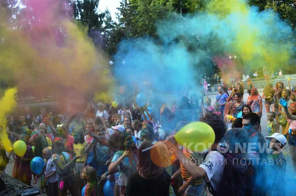 У Полтаві день прапора відзначили обкиданням фарбами. ФОТО, ВІДЕО