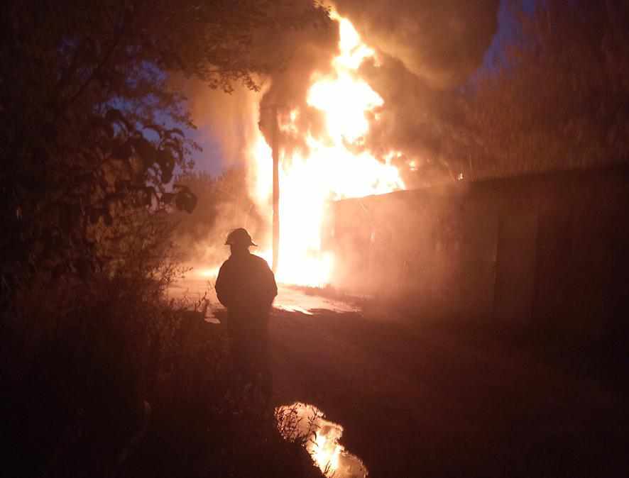 На Полтавщині вигоріло чотири гаражі: постраждав чоловік