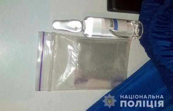 У Кременчуці затримали чоловіка, який проник до чужої автівки й мав при собі наркотики