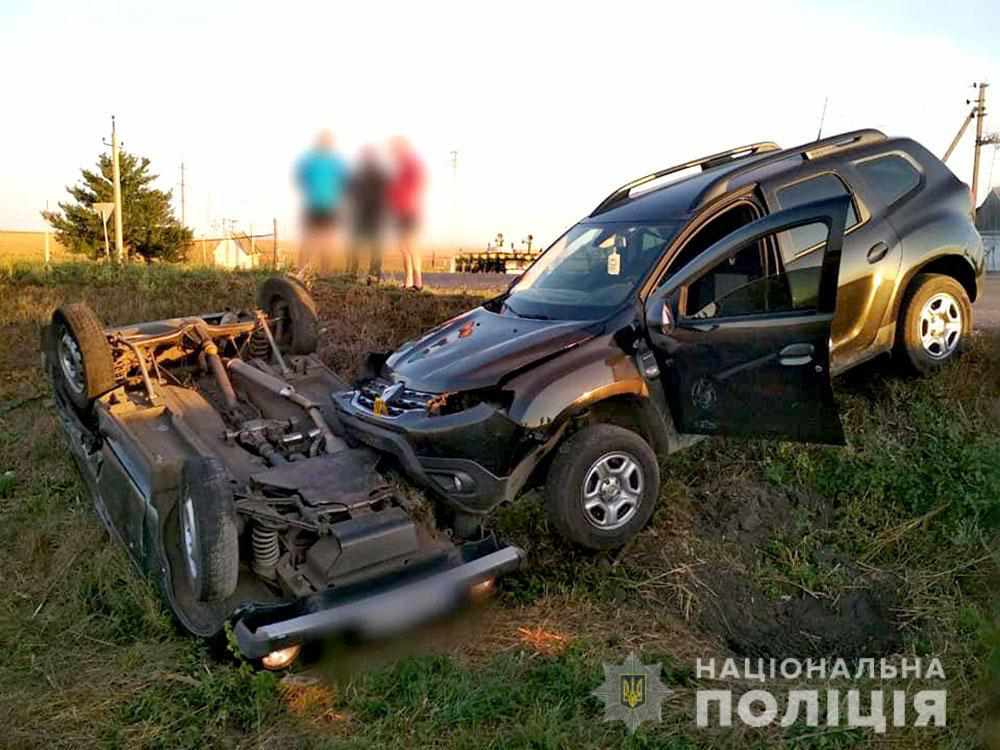 На Полтавщині зіткнулися два легковики: один з них злетів у кювет та перевернувся. ФОТО
