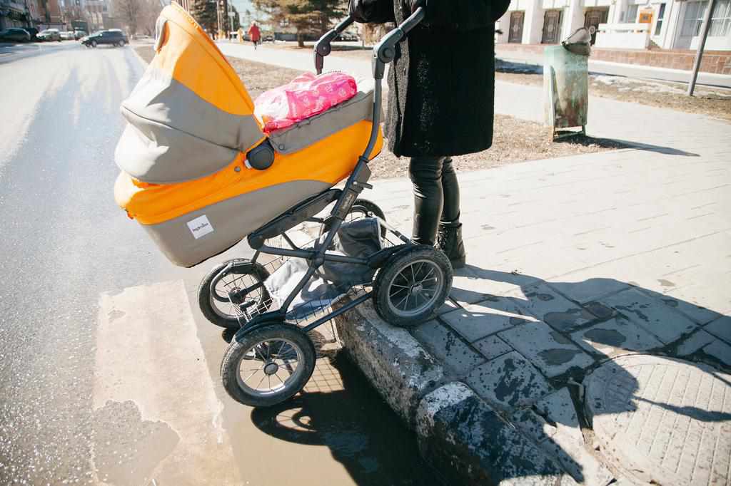 У Полтаві водій збив коляску з немовлям