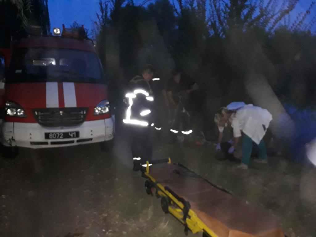 У Кременчуці чоловіка врятували з каналу, він у реанімації. ФОТО