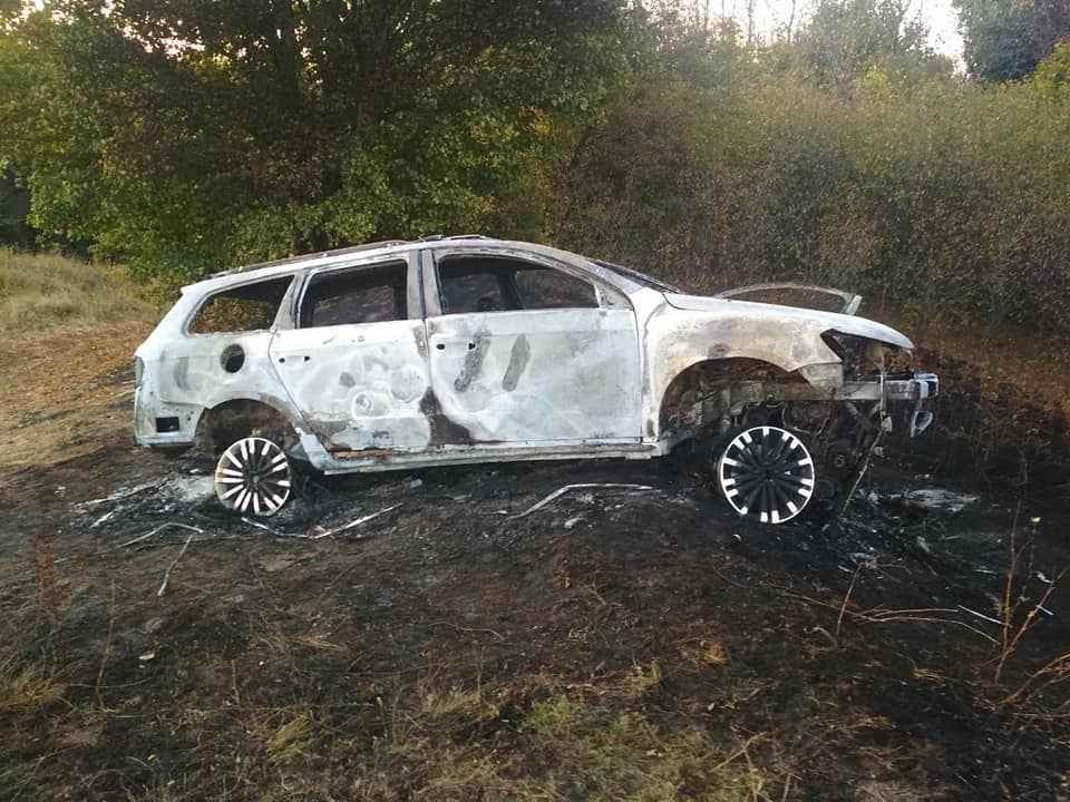 На Полтавщині горів автомобіль, водій з опіками у лікарні. ФОТО