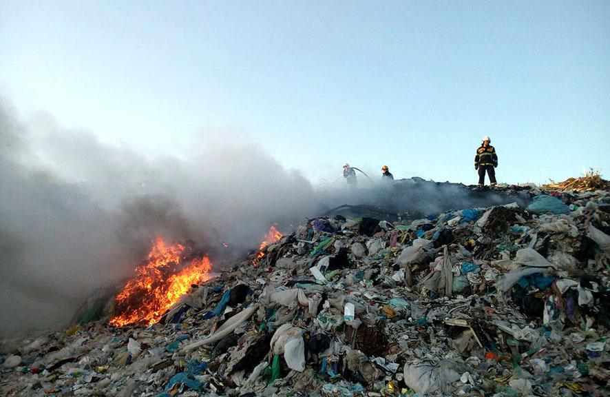 Під Полтавою горить сміттєзвалище: за 12 годин погасили лише третину