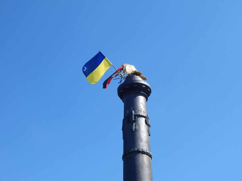 «Уявіть, якщо на кожному пам’ятникові будуть прапори висіти»: ситуація зі стягами на монументі слави у Полтаві