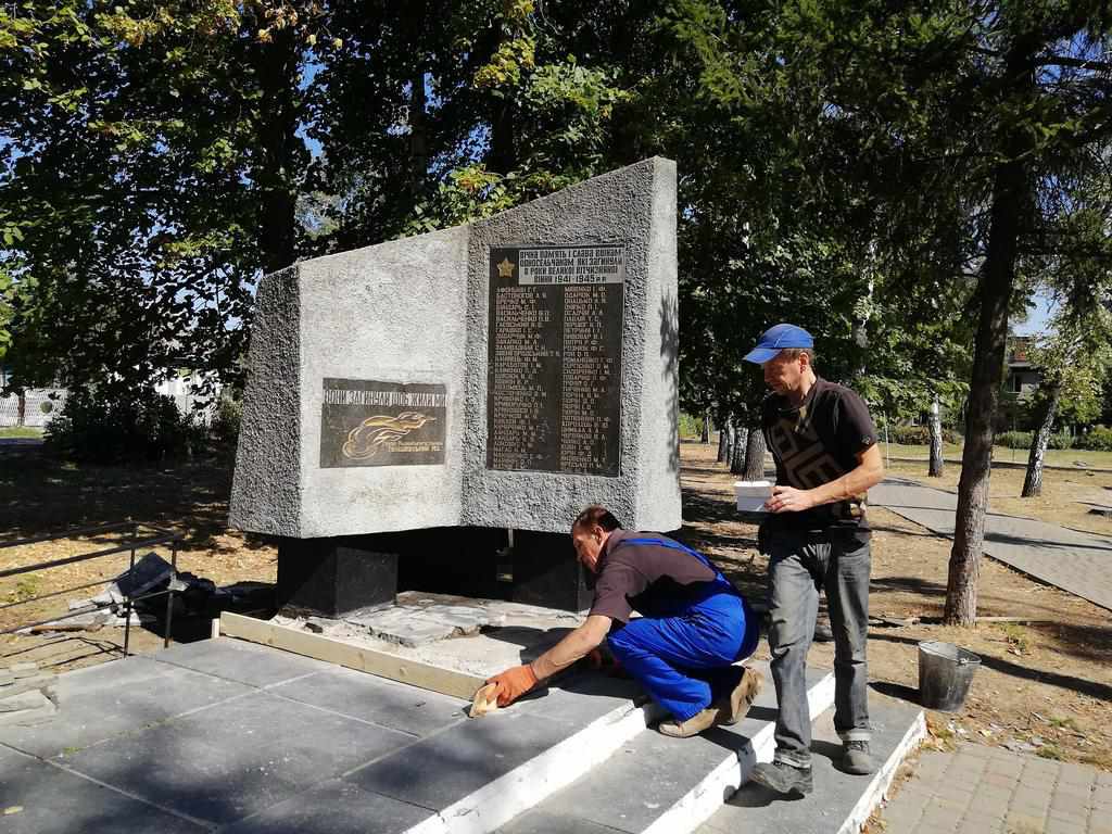 На околиці Полтави реставрують монумент. ФОТО 