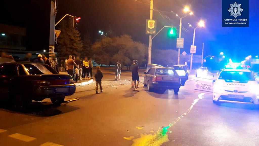 Біля автовокзалу в Полтаві сталась ДТП: людей визволяли з машин рятувальники. ОНОВЛЕНО