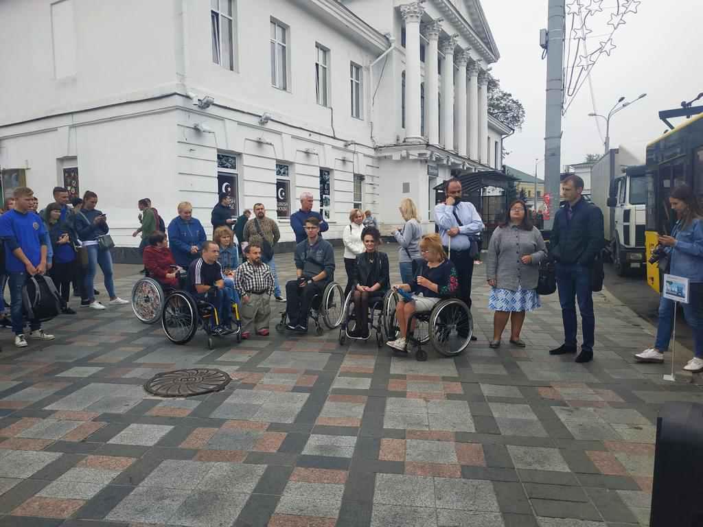 Полтавцям з інвалідністю пообіцяли монітори і озвучку зупинок у громадському транспорті та створити методичку для перевізників. ФОТО