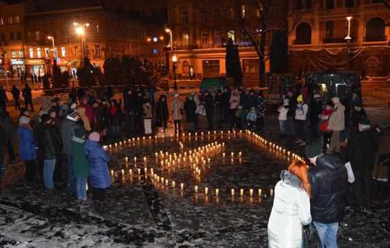 У п'яти містах країни запалили серця зі свічок