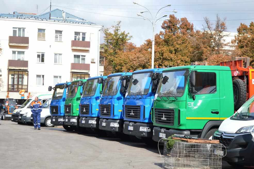 Полтавцям показали нову комунальну техніку. ФОТО