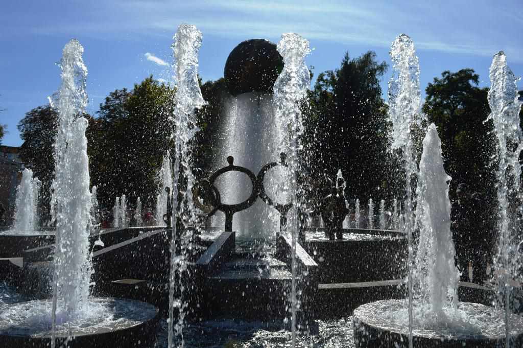 Крихітка на мільйон доларів: у Полтаві урочисто відкрили відреконструйований фонтан. ФОТО, ВІДЕО