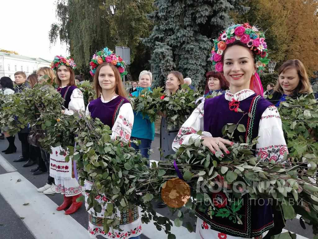 У Полтаві створили рекордний вінок-оберіг: перевершили власні очікування. ФОТО, ВІДЕО