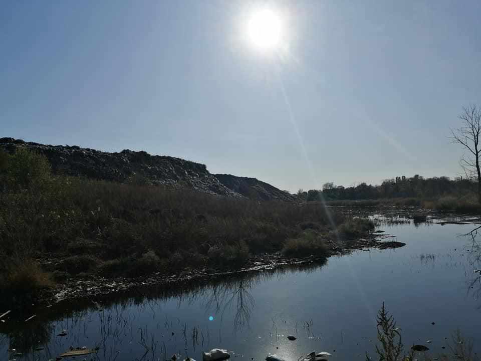 Під Полтавою біля смітєзвалища існує озеро з пластику та інших відходів. ФОТО