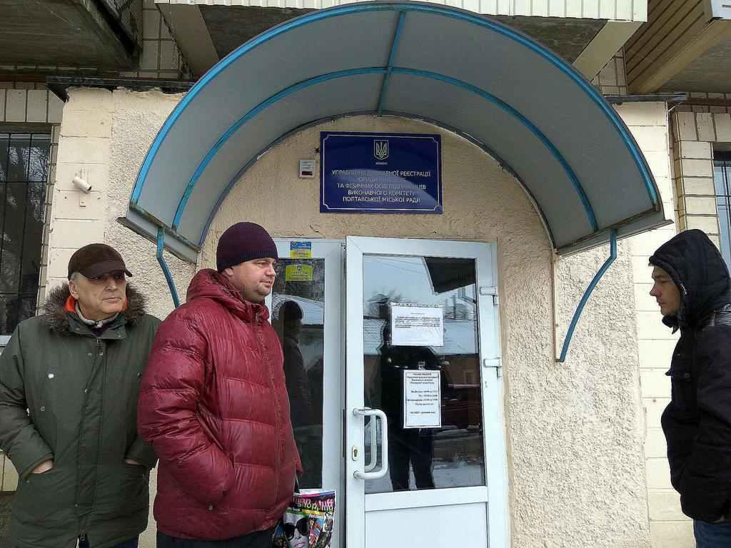 Через раптові зміни у законодавстві підприємці вимушені стояти в черзі, щоб закритися