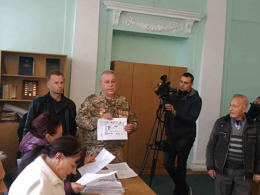 У Полтаві знову обговорювали скандал щодо гаражів у авіамістечку
