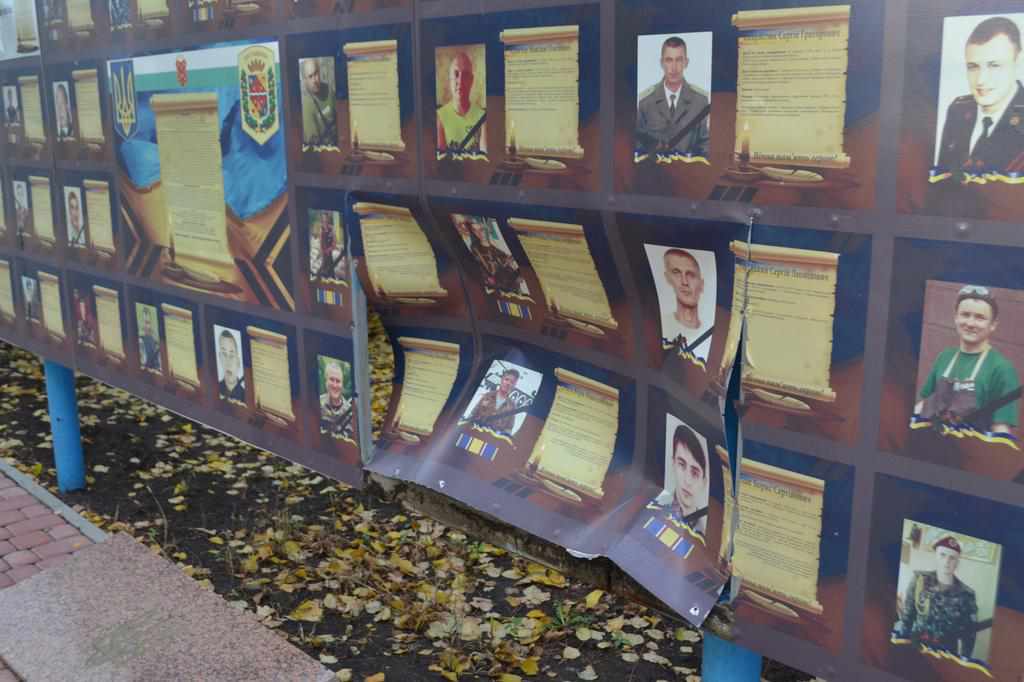 Пам’ятну дошку загиблим у АТО на Полтавщині пошкодив п’яний підліток