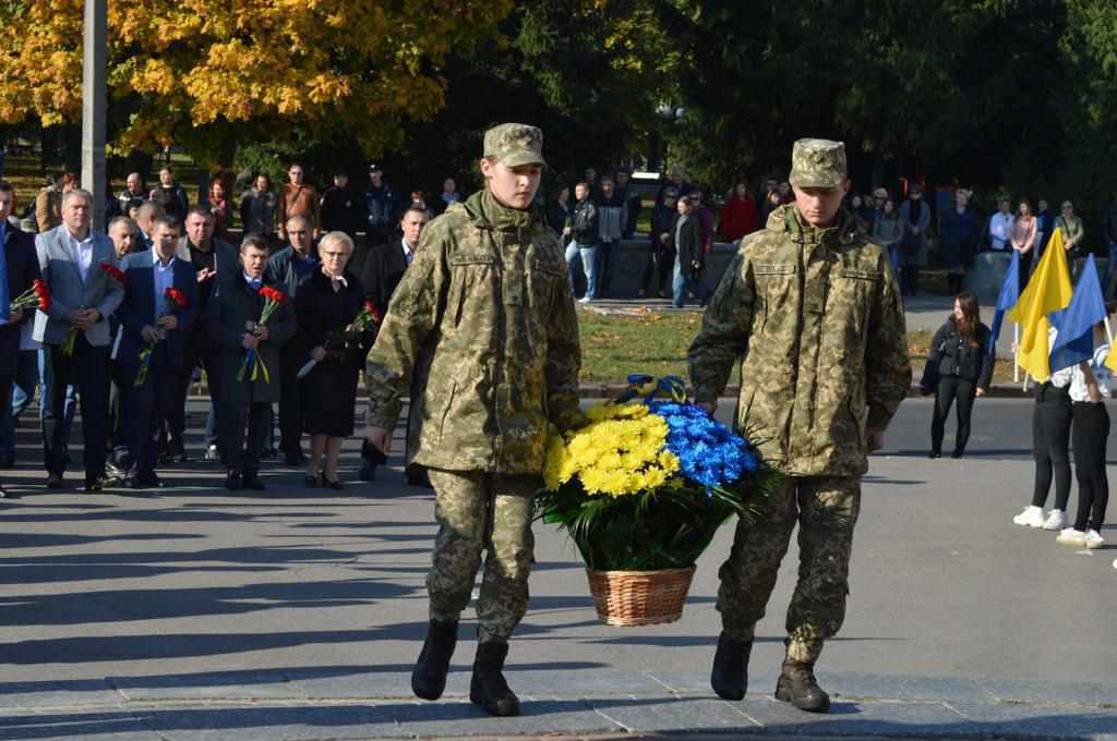 У Полтаві поклали квіти до памʼятника загиблим козакам. ФОТО