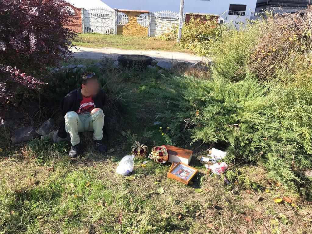 На Полтавщині у селі згоріли дві вантажівки та пограбували храм